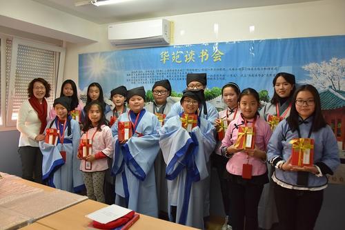 中国侨网西班牙马德里华苑中文学校举办了首届“华苑读书会”。（西班牙《欧华报》）