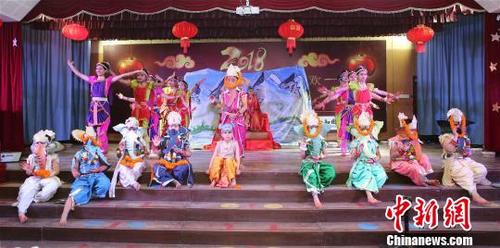 中国侨网图为《尼泊尔湿婆神的故事》表演。　张晨翼　摄
