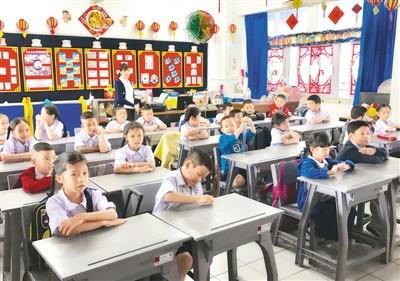 中国侨网泰国崇华新生华立学校的一年级学生正在上中文课。