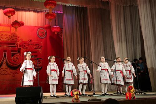 中国侨网白俄罗斯孔院学生演唱中文歌曲。