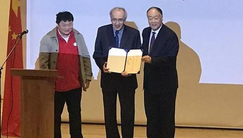 中国侨网旅法教育研究者协会会长陈肯（左）为白乐桑（中）颁发了专家聘书。（图片来源：欧洲时报记者张新 摄）