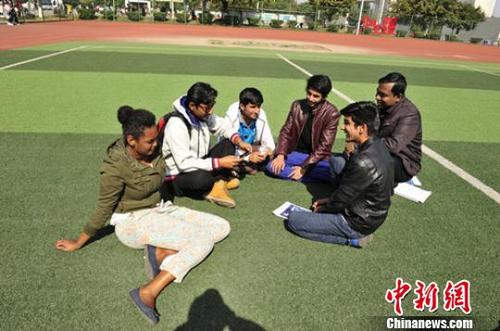 中国侨网课间，留学生在足球场交流。　康建林　摄