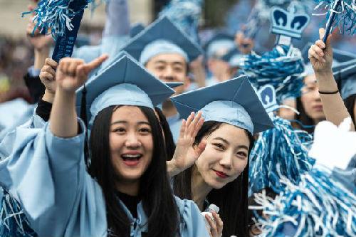 中国侨网2016年5月18日，在美国纽约，几名中国留学生参加哥伦比亚大学毕业典礼。新华社记者 李木子 摄