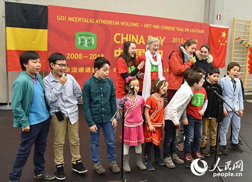 中国侨网欧华汉语语言学校的学生们纵情歌唱中国歌曲。