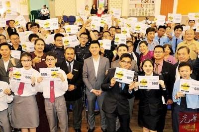中国侨网张盛闻(前排左4)与学生们合照。(马来西亚《光华日报》)