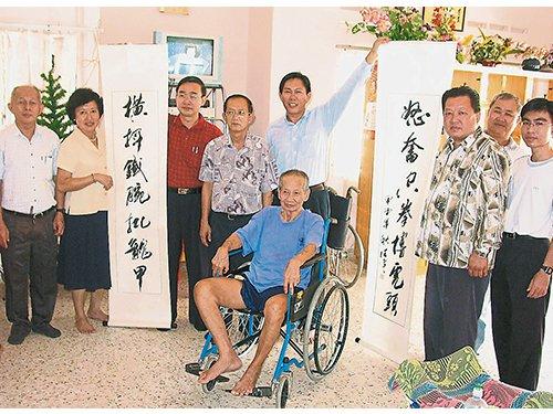 中国侨网资料图:每逢节日森州华团及华教团体都会前往安老院探望黄金龙。(马来西亚《中国报》图片)