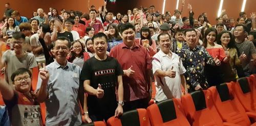 中国侨网观众们在电影播放前合照留念,前排左四起为张赈琮、陈祈升、胡荣兴及马纹郡。(马来西亚《星洲日报》)