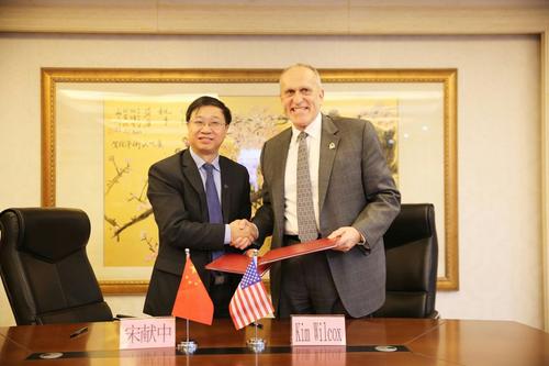 中国侨网宋献中与Kim Wilcox签署《暨南大学—加州大学河滨分校合作备忘录》)