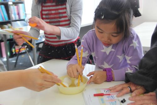 中国侨网用铅笔当做筷子，让小孩在趣味活动中学习中华文化。（美国《世界日报》/ 李晗摄影）
