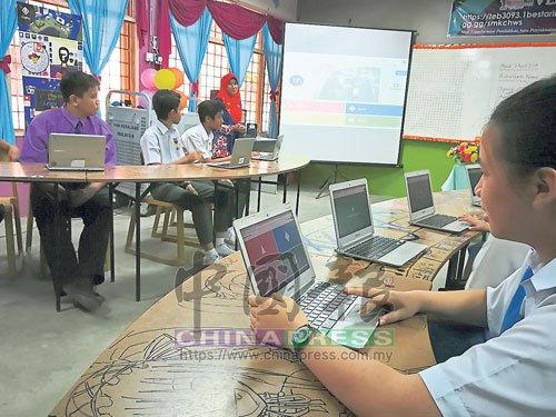 中国侨网学生在老师指导下，在“青蛙课室”体验青蛙虚拟学习模式的愉快学习环境。（马来西亚《中国报》）