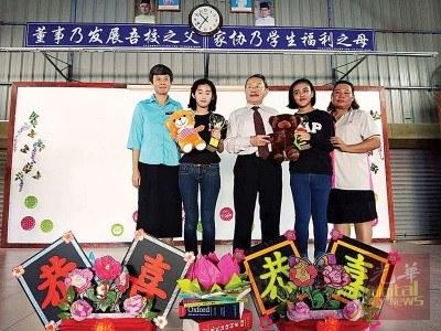 中国侨网2017年公益模范生与校长和校董合影。（马来西亚《光华日报》）