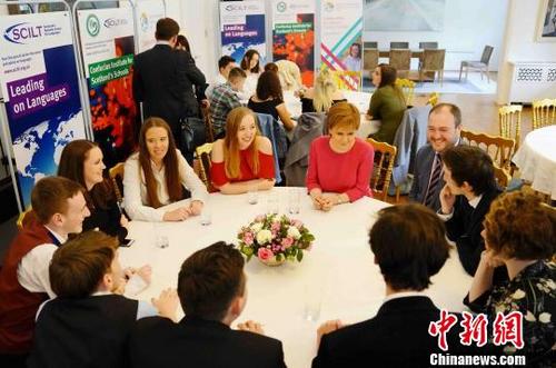 中国侨网尼古拉·斯特金（正面右二）了解学生在中国学习和生活情况。　潘旭临　摄