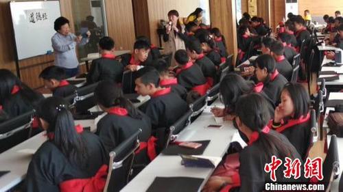 中国侨网来自泰国曼谷的80余名青少年,在“江西鹰潭龙虎山华泉小村艺文教育基地”上“道文化课”学习中国道德教育。 仲磊 摄