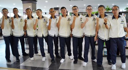 中国侨网波中高三忠班的全班男同学以剃光头为同窗叶夫腾加油打气。（马来西亚《星洲日报》）
