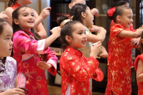 中国侨网孔子课堂学生表演茶艺歌曲“以茶会友”。(美国《世界日报》)