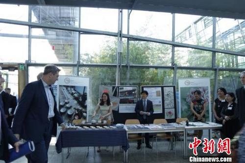 中国侨网巴伐利亚州州长来到孔子学院展台 奥迪因戈尔施塔特孔院提供