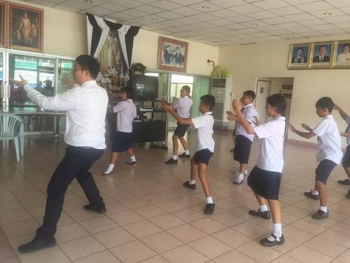 中国侨网韩嘉老师在泰国披集府竹板杏县华侨学校教授孩子中华武术。