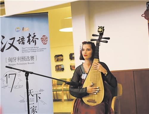 中国侨网来自罗兰大学的郝莉表演琵琶弹奏。 经济日报记者 翟朝辉摄