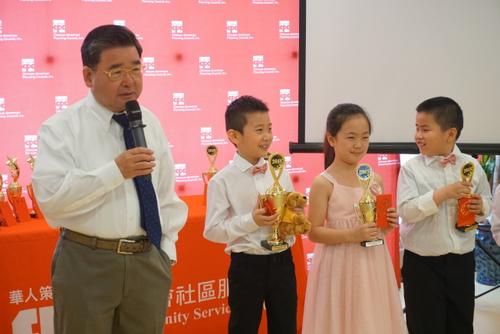 中国侨网纽约市议员顾雅明(左一)表示，鼓励小孩学习中文的活动非常有意义。(美国《世界日报》/林群 摄)