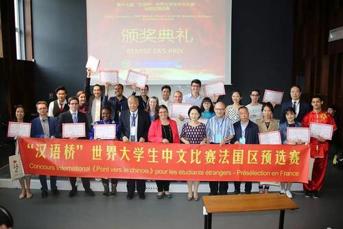 中国侨网杨进公参、夏荫代总领事、评委与获奖选手合影(图片来源:欧洲时报记者黄冠杰拍摄)