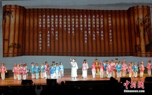 中国侨网资料图,2017年“曹灿杯”获奖选手集体朗诵:《古诗联诵》。中新社记者 张勤 摄