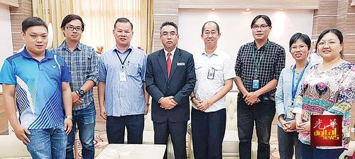 中国侨网马六甲中文媒体代表与阿德里（左4）合影。（马来西亚《光华日报》）