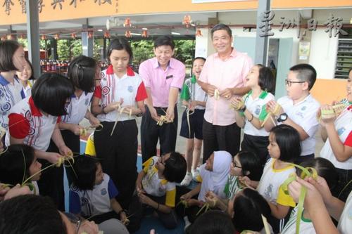 中国侨网刘双赈（左五）认为，作为一个教育机构，学校有责任使学生们了解中华传统文化，让友族及年轻一代加深认知，促进友族团结。（马来西亚《星洲日报》）