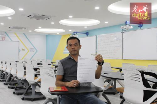 中国侨网杨式丰希望新政府重新考虑,提供替代方案或修改教育政策;后为该校的电脑班环境。(马来西亚《光华日报》)