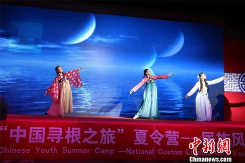 中国侨网华裔青少年身着汉服展演。　林馨　摄