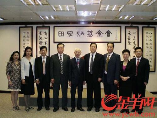 中国侨网2008年10月10日下午,暨南大学校长胡军、副校长陆大祥拜会了田家炳先生