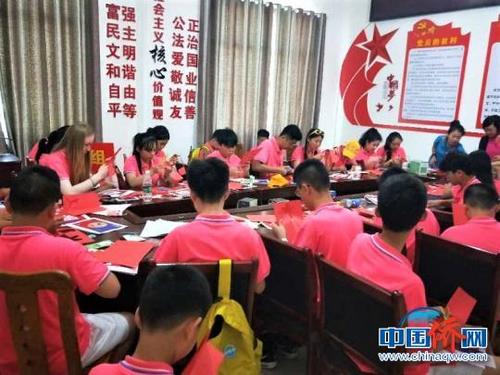 中国侨网华裔青少年们体验非物质文化遗产项目。　浏阳市委统战部　摄