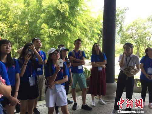 中国侨网图为香港青年交流团成员参观绍兴兰亭景区　项菁　摄