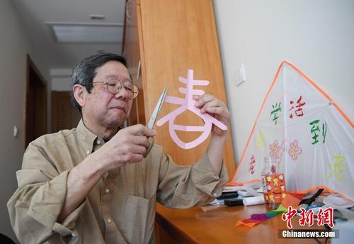 中国侨网资料图:日本七旬“读书郎”入读中国高校学汉语,加纳正司在宿舍剪纸,他说他很喜欢中国的文化。张瑶 摄