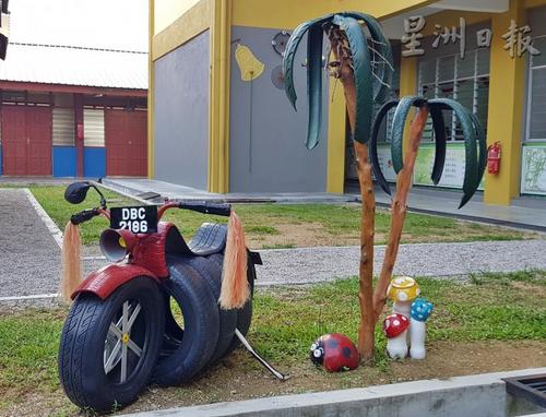 中国侨网废轮胎切割出来的椰子树及摩托车做工十分精致。（马来西亚《星洲日报》）