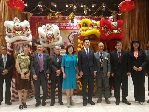 中国侨网查立友代总领事、主要嘉宾等出席颁奖仪式。(图片来源:中国驻旧金山总领事馆)