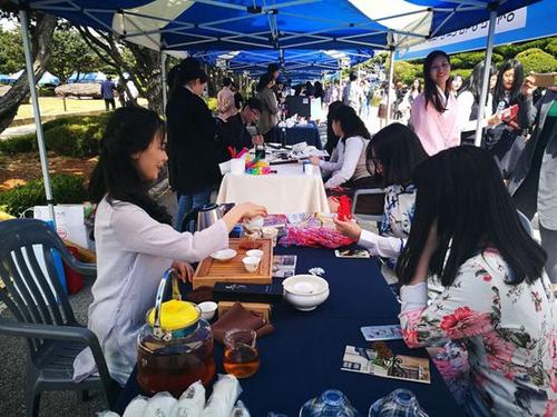 中国侨网 每逢展会,圆光孔院总是精心布置展台,“中国茶、中国书画、中国知识”文化体验模式深受韩国民众喜爱。 圆光孔院供图