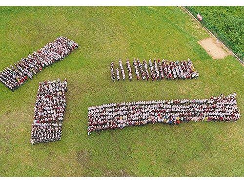 中国侨网2388名校友在校庆活动上排列“仁”字形，表达对学校美好祝愿。（马来西亚《中国报》）