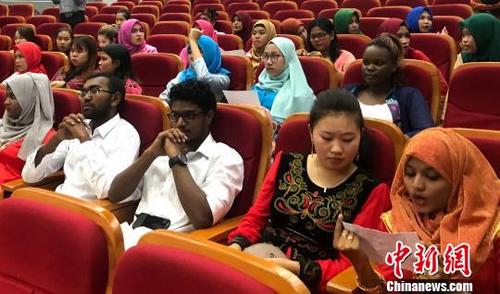 中国侨网图为来自11个国家的近70名留学生将在扬州进行学习、深造。　崔佳明　摄　