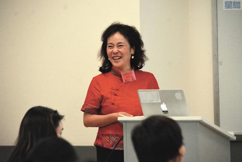 中国侨网旧金山湾区资深高中教师金璎和中文教师分享教学经验和心得。 (美国《世界日报》/罗雅元 摄)