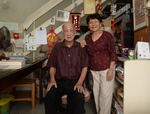 中国侨网汤利波和黄兼伦在高师班时相识相爱,携手共度风雨数十载。虽然黄兼伦笑说自己只是会打理家头细务,对捍卫华教一事不如丈夫清楚,但汤利波每每忆不起往事时,都是由黄兼伦代丈夫诉说。(马来西亚《星洲日报》)