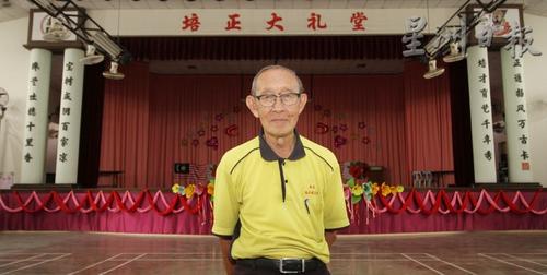 中国侨网骆锦陶一生奉献教育,而他尤其热爱书法,珠宝培正华小大礼堂的对联出自他的手笔。(马来西亚《星洲日报》)