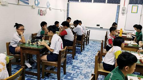 中国侨网该校西洋象棋与中国象棋棋社。(马来西亚《光华日报》/黄意婷 摄)