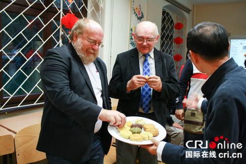 中国侨网弗罗茨瓦夫大学副校长杨·布勒杜凯维奇（左二）品尝月饼