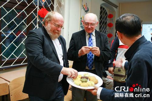 中国侨网弗罗茨瓦夫大学副校长杨·布勒杜凯维奇(左二)品尝月饼