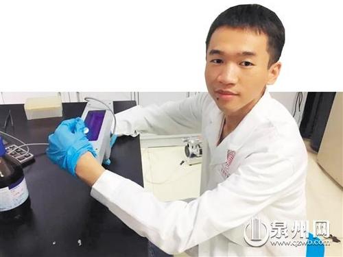 中国侨网林克斌在实验室。