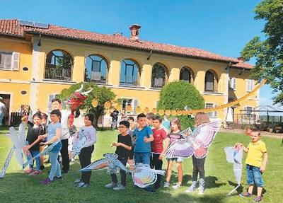 中国侨网意大利都灵大学孔子学院开展中华文化走进意大利中小学课堂活动。图为小学学生在体验中国风筝。