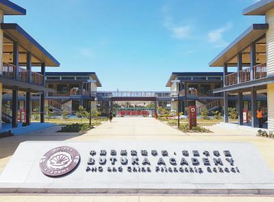 中国侨网布图卡学园内,一条中轴线贯穿南北,左右布局对称,兼具巴新与中国建筑特色。(人民日报记者 李 锋摄)