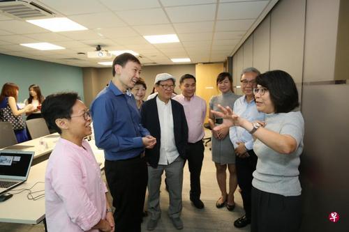 中国侨网新加坡贸工部兼教育部高级政务部长徐芳达与学员交流对话。(新加坡《联合早报》/熊俊华 摄)
