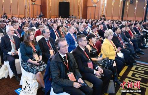 中国侨网12月4日,第十三届孔子学院大会在成都开幕。来自150多个国家和地区的大学校长、孔子学院代表近1500人参加大会。图为大会开幕式现场。中新社记者 安源 摄