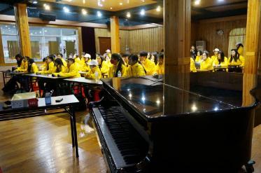 中国侨网12月15日，海外华裔青少年在桂林市少年宫学习中国民族音乐。　欧惠兰 摄